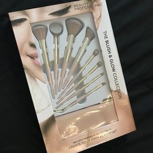 The Blush And Glow Makeup Brushes Set